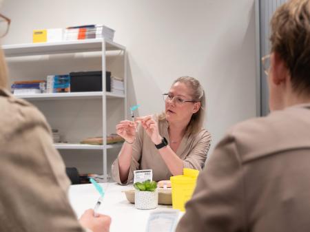 “Van spanning naar zelfvertrouwen” – Cindy over leren, groeien en werken in de ouderenzorg