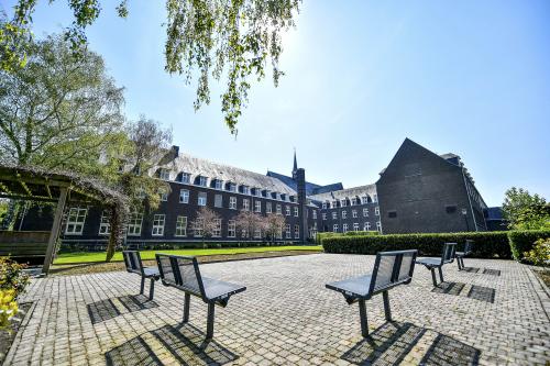 Hieronymus-Weert-bankjes.jpg