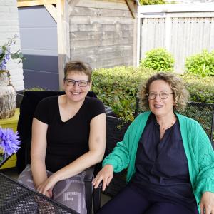 Miriam en Melanie, collega’s en vriendinnen: “Vaak zijn we de eerste die ze op een dag zien.”