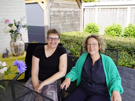 Miriam en Melanie, collega’s en vriendinnen: “Vaak zijn we de eerste die ze op een dag zien.”